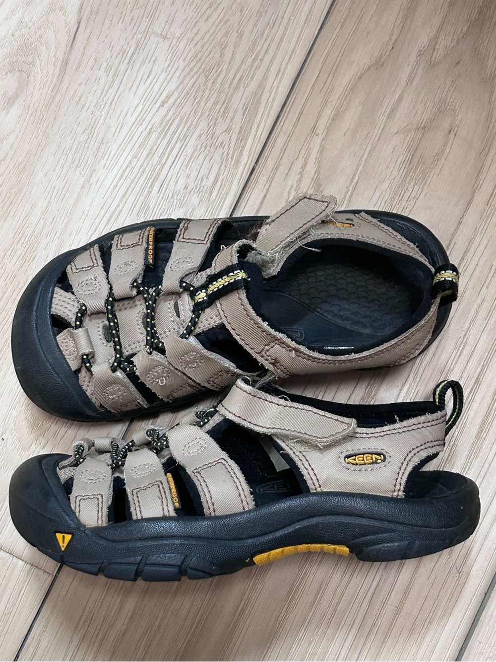 KEEN Kids Newport H2 Waterproof Hiking Sandals, Tan/Black Water Shoes Size 12
